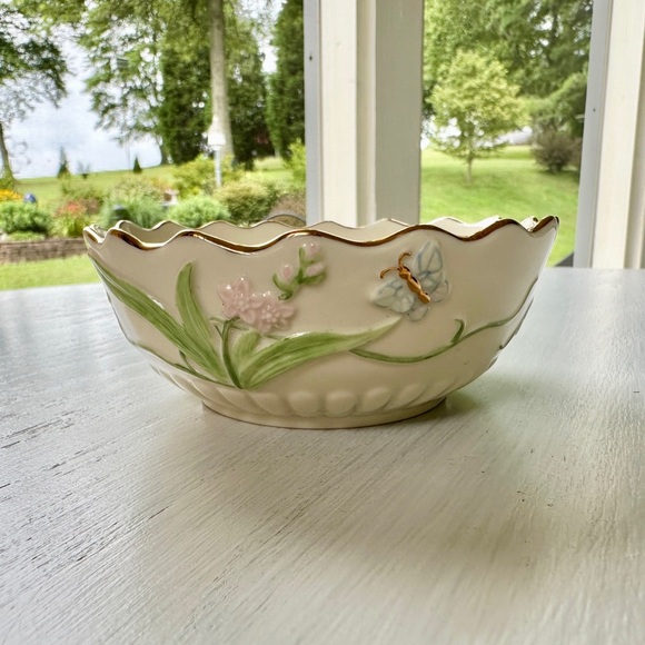 LENOX, BUTTERFLY MEADOW, BOWL. MADE OF FINE CHINA & FEATURES A SCALLOPED RIM. - Picture 3 of 8